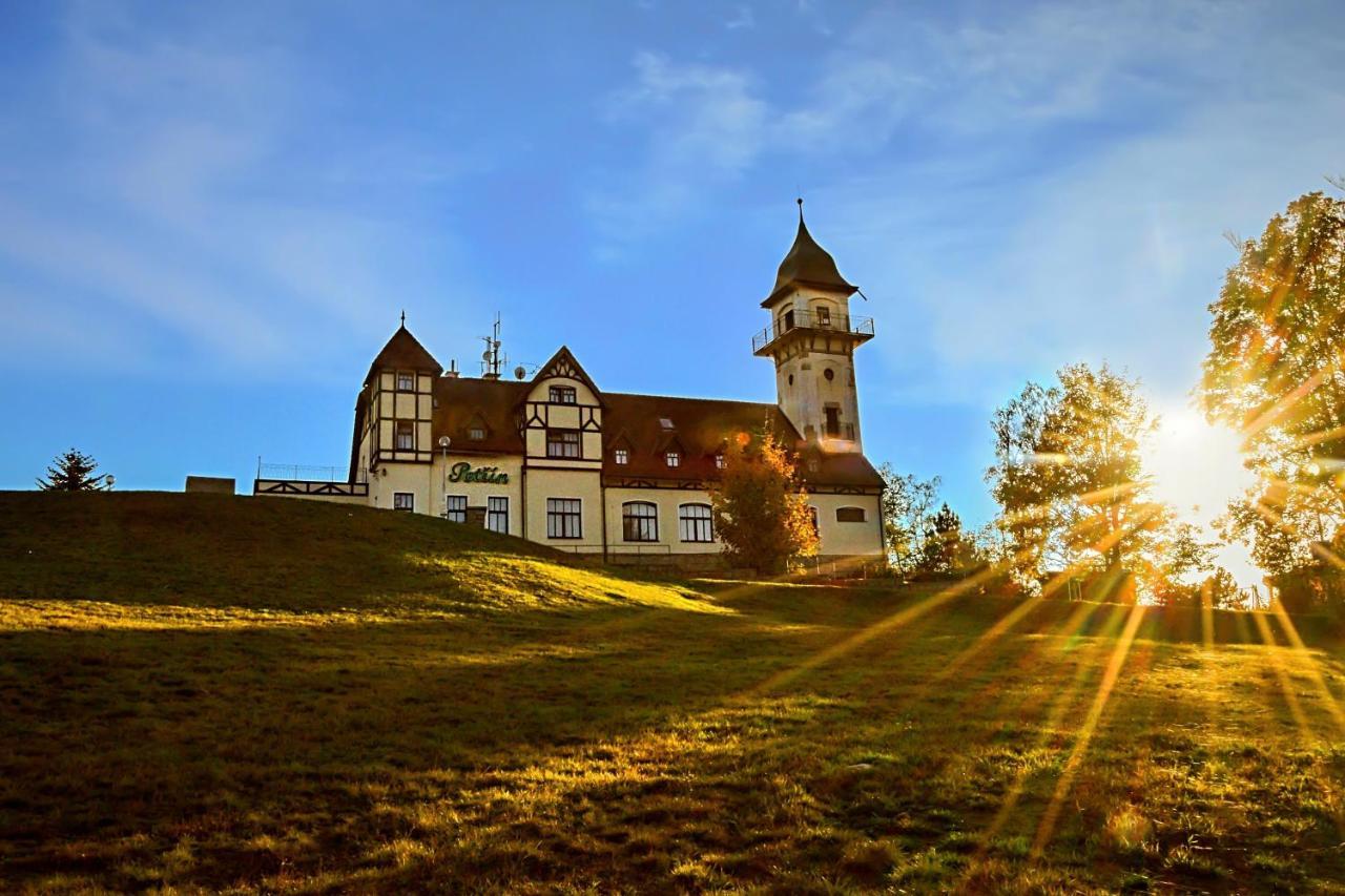 Hotel Petrin Jablonec nad Nisou Buitenkant foto
