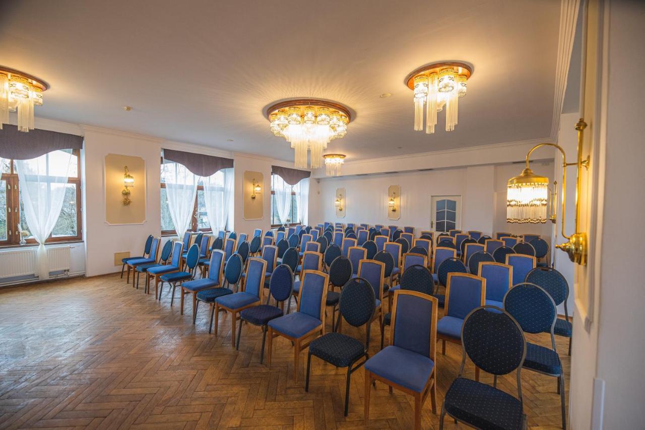 Hotel Petrin Jablonec nad Nisou Buitenkant foto